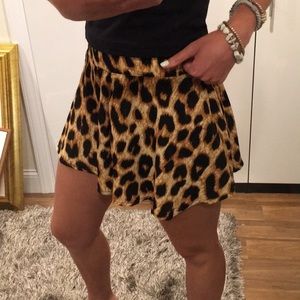 Tobi Leopard Flowy Shorts